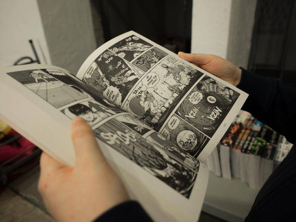 Foto de persona leyendo manga
Photo by Miika Laaksonen on Unsplash